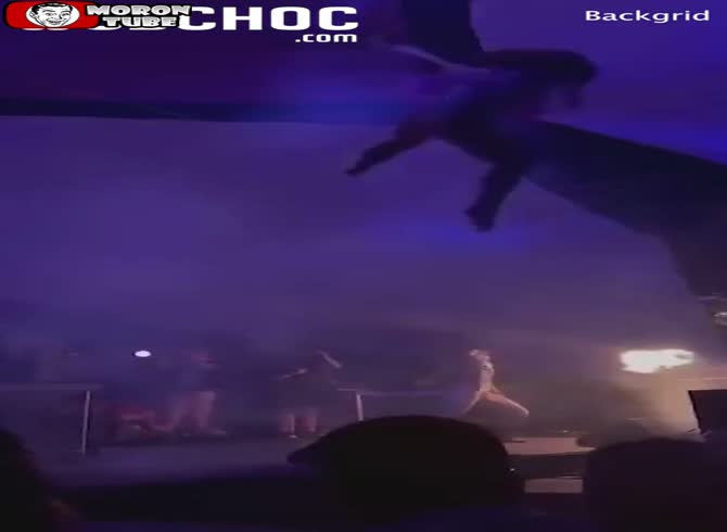 Video :At a music event, an acrobat plummets six meters